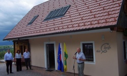 Zidanica Gojčevih, imenovana Zlati hrib. Za mikrofonom Slavko Podboj, na levi pa župan Jože Simončič z zakoncema Gojc.