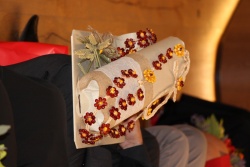 V spomin je škof prejel rožni venec iz koruznega ličkanja, ki ga je izdelala Marta Lužar, in knjigo Anice Levstik  Rodbina Barbo .