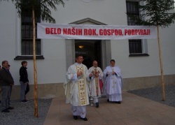 Blagoslov nove pridobitve je opravil generalni vikar novomeške škofije  Peter Kokotec (v sredini), na levi šmihelski župnik Igor Stepan in na  desni kaplan Janez Meglen. (Foto: L. M.)