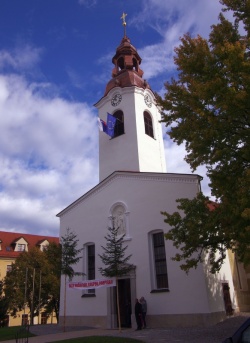 Šmihelska cerkev je s prenovljenim zvonikom in fasado zasijala v novi,  svetli podobi. Zdaj čaka na obnovo še preostali del fasade cerkve.  (Foto: L. M.)