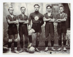 Nogometaši Krškega športnega kluba iz leta 1926. Od leve proti desni:  neznani igralec, Tone Lileg, Franc Bizjak, Rade Končar, neznani igralec.  Reproducirano fotografijo hrani NK Krško.
