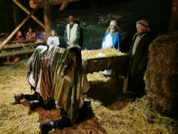Doživite "Božično zgodbo z živimi jaslicami na Frati" 