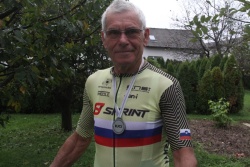 Rudi Ravbar s srebrno medaljo okoli vratu, ki jo je osvojil na  septembrskem svetovnem prvenstvu za veterane v Italiji. (Foto: R. N.)