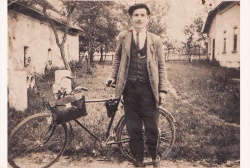 Franc Modic ob svojem kolesu