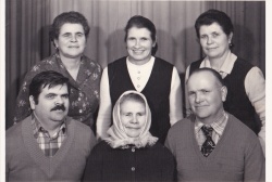 Terezija Modic s svojimi otroki 1976; od leve proti desni stojijo: Mici Perharič, Rezka Bergant, Zofka Volčjak; sedijo Gustelj, Terezija in Lojze Modic