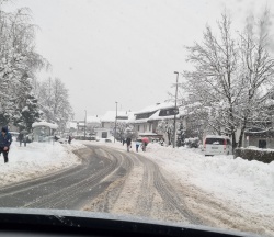 Vaše fotke: Šolska pot pod kupi snega, otroci pa po cesti
