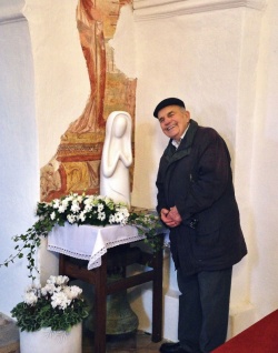 Ivo Ferkolj ob Marijinem kipu v cerkvici sv. Miklavža v Dolenjem Kronovem (Foto: M. Činkole)