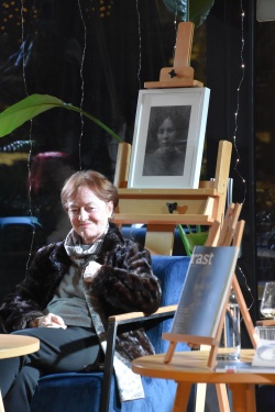 Potomka Ilke Vašte Lucija Burger ob portretu Vašte, ki ga je ustvaril  novomeški umetnik Andrej Blažon in krasi naslovnico posebne izdaje  revije Rast.