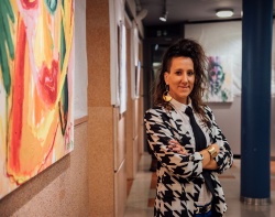 Akademska slikarka Nuša Smolič in njena razstava Jasno-videnje