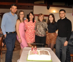 Slavljenka s hčerko in vnuki   (od leve proti desni: Miha, Ana, Vesna, Jelka, Nina in Rudi)