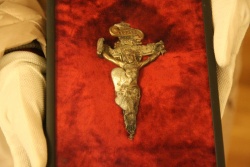 Razstavili so tudi nekatere Baragove predmete, ki jih hrani Muzej krščanstva na Slovenskem. Na sliki je njegov naprsni križ.