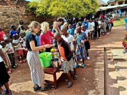Deljenje božičnih daril otrokom iz programa Kasa – otroci z ulice oz. iz sirotišnice